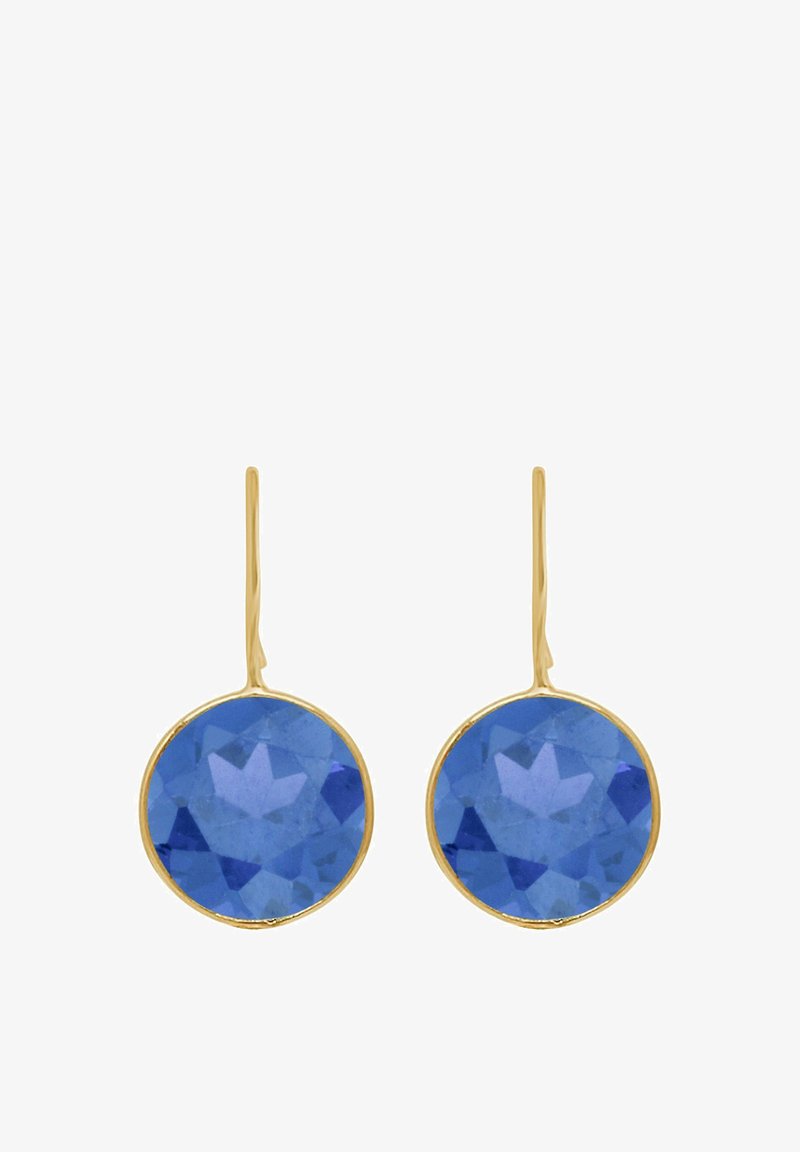 Runde Ohrringe mit großen, facettierten blauen Steinen, die in goldfarbenem Metall gefasst sind. Einfaches Haken-Design für komfortables Tragen.