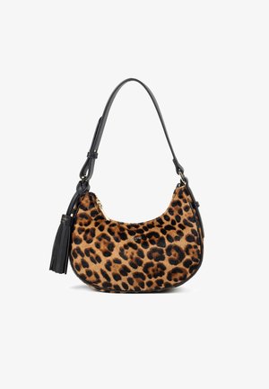 Tasche mit Leopardenmuster und einem schwarzen Ledertrageriemen sowie einer Quaste. Texturiertes, fellähnliches Material. Geschwungene Form mit goldenen Hardware-Akzenten.