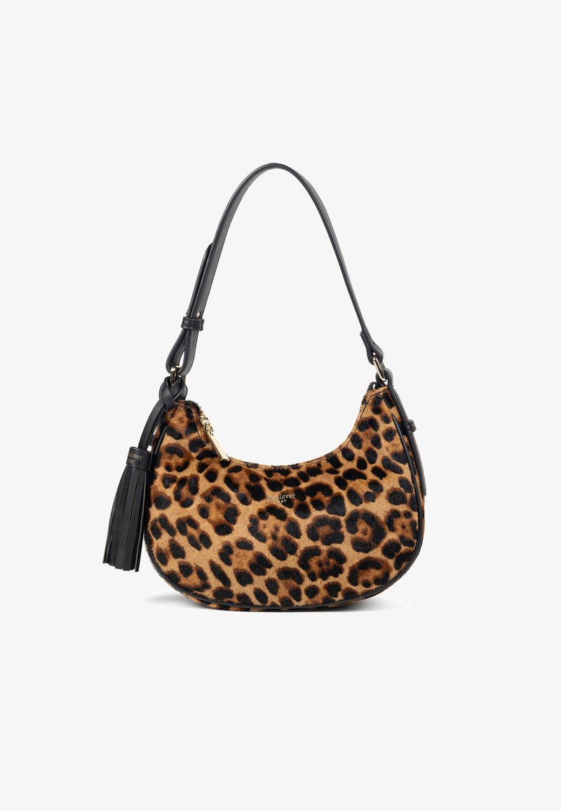 Bolso con estampado de leopardo, con una correa de cuero negro y un fleco. Material texturizado similar al pelo. Forma curved con detalles en oro.