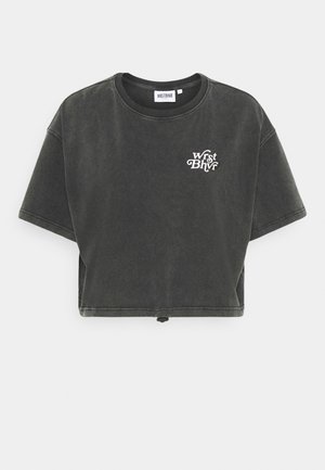 Ciemnoszary krótki T-shirt z krótkim rękawem, okrągłym dekoltem i małym białym logo „Wrst Bhvr” na lewej piersi.