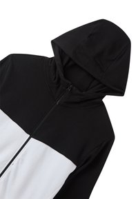 Giacca a zip con cappuccio, con la parte superiore nera e la parte inferiore bianca, caratterizzata da una texture liscia e da dettagli contrastanti nella zip.