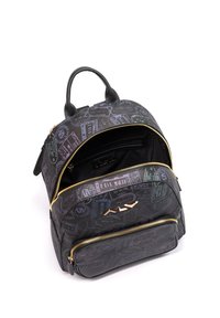 Zaino nero con vari stampati a tema viaggio. Caratterizzato da un compartimento principale con cerniera, tasca frontale e fodera nera. Accenti in hardware dorato.