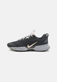 Unselected, dark smoke grey/light orewood brown/black/wolf grey