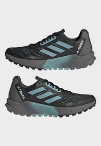 Scarpe sportive nere con tomaia in rete, dettagli azzurri chiari, tallone testurizzato e suola grigia. Presentano tre strisce e il numero di modello 280.