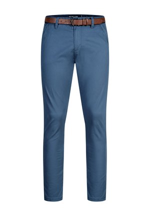 Pantaloni blu slim fit con tasche frontali e cintura in pelle marrone, mostrati su sfondo bianco.