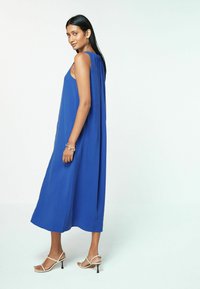 Next SLEEVELESS COLUMN V-NECK MIDI  - REGULAR FIT - Päevakleit - blue