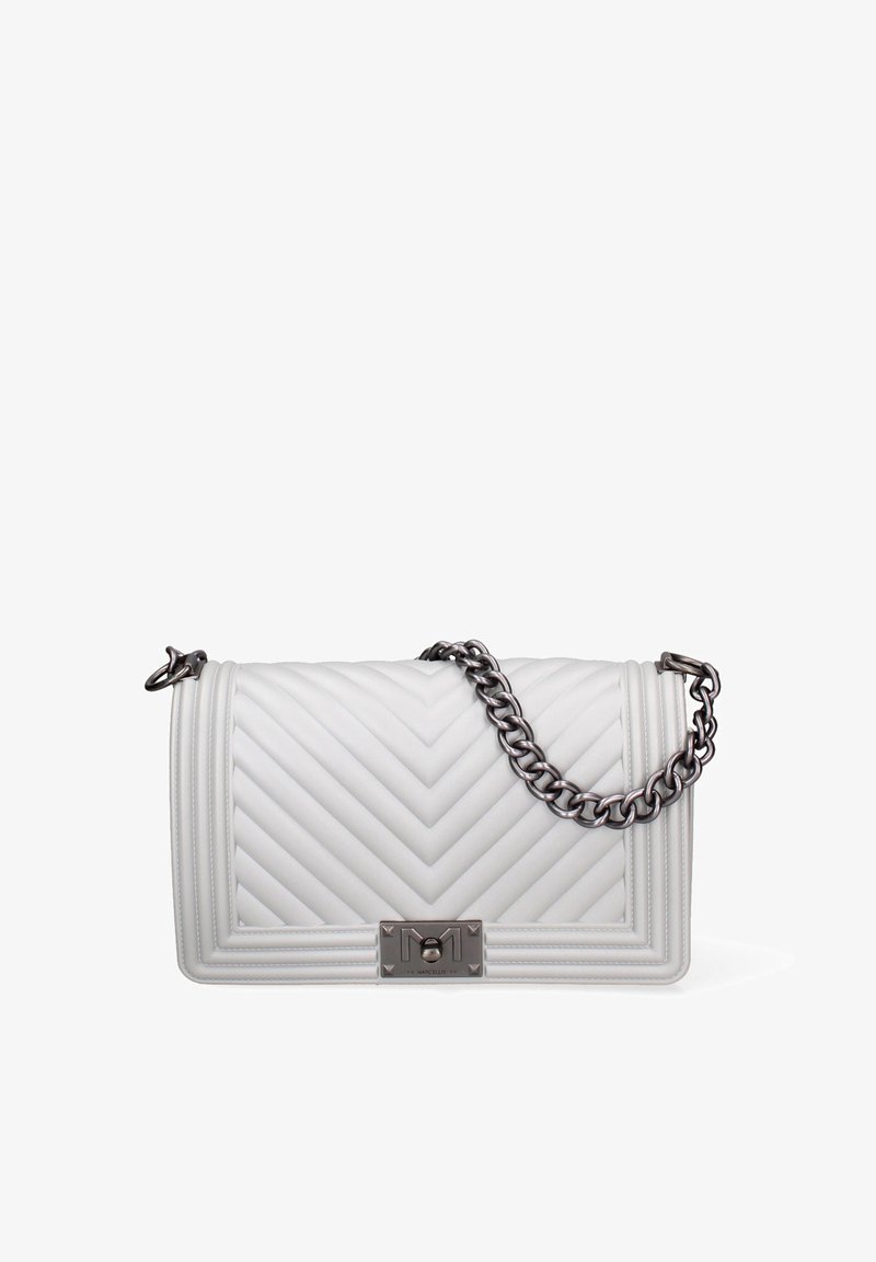 Borsa a tracolla bianca trapuntata con motivo a zigzag, cinturino in catena argentata e chiusura in metallo con logo. Texture in pelle liscia.