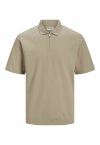 Beige polo särk, millel on tõmblukuga krae, lühikesed varrukad ja tekstuuriga kangas. Krae sees on brändi silt.