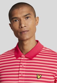 Lyle & Scott GOLF BROAD STRIPE  - Poloshirt -  birdie red  red bud