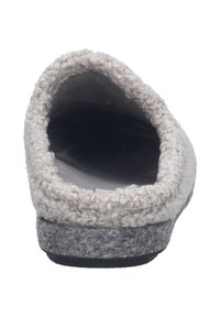 Chausson en feutre gris avec un dessus doux et texturé et une doublure intérieure lisse, présentant une semelle foncée contrastante et une ouverture arrondie.