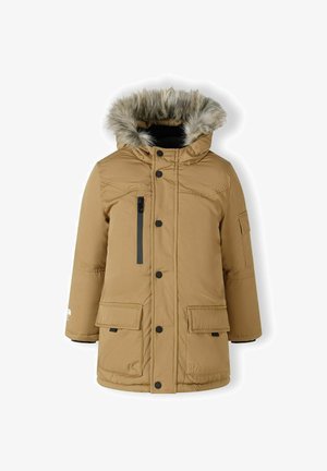 Parka marron rembourrée avec capuche en fausse fourrure, poche zippée sur la poitrine, poches latérales à rabat et boutons pressions noirs.