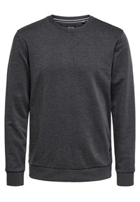 Donkergrijze crewneck sweater gemaakt van katoenen mix stof, met lange mouwen, geribbelde manchetten en een subtiele gestreepte detail bij de kraag.