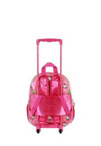Roze rolrugzak met een uitschuifbare handgreep, stof met prints van stripfiguren, verstelbare banden en een ritsvak.
