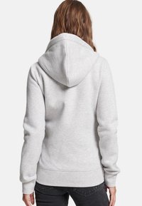 Sudadera gris con capucha y corte relajado, que incluye un bolsillo tipo canguro y puños acanalados. Material de algodón suave, textura lisa.