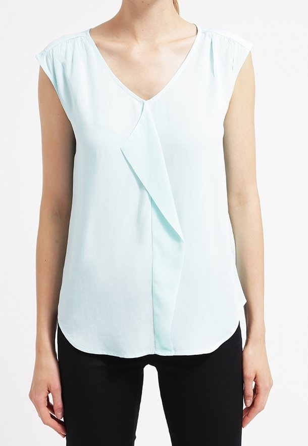 Blusa azzurro chiaro con scollatura a V, maniche corte e drappeggio anteriore asimmetrico. Realizzata in tessuto morbido, presenta un orlo arrotondato.