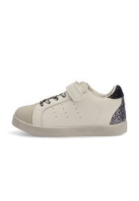 Zapatilla gris claro hecha de cuero liso con puntera de ante, cierre de cordones, correa de Velcro y detalle brillante en el talón negro.