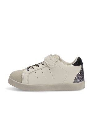 Zapatilla gris claro hecha de cuero liso con puntera de ante, cierre de cordones, correa de Velcro y detalle brillante en el talón negro.