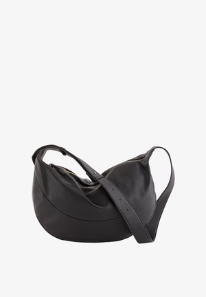 Bolso de hombro de cuero negro con forma curva, superficie texturizada y una correa larga. Cuenta con cierre de cremallera y detalles mínimos de herrajes dorados.