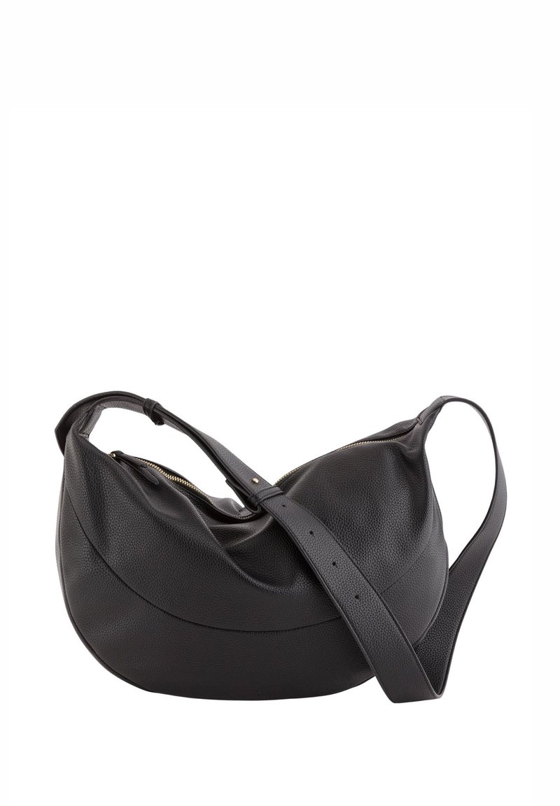 Bolso de hombro de cuero negro con forma curva, superficie texturizada y una correa larga. Cuenta con cierre de cremallera y detalles mínimos de herrajes dorados.