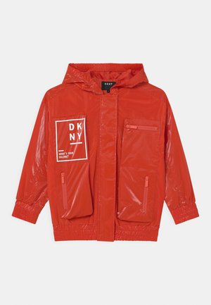 Roter Windbreaker mit Kapuze und glänzendem Finish, ausgestattet mit Netzpaneelen, elastischen Bündchen und zwei vorderen Reißverschlusstaschen. DKNY-Logo auf der Brust gedruckt.