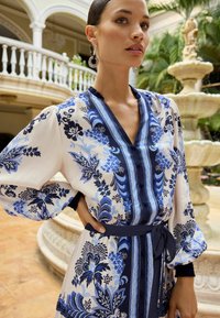 Love & Roses PRINTED V NECK BELTED MINI - Vapaa-ajan mekko - blue paisley