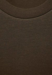 Donkerbruin stof met een gladde textuur en een fijne ribbelpatroon, met een ronde, snugge halslijn.