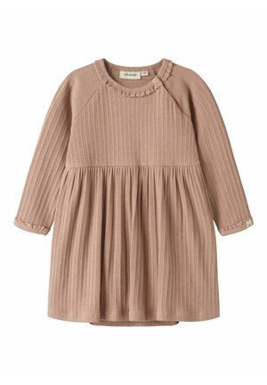 Otroški riban pulover v prasketajoči roza barvi z dolgimi rokavi, z nabranim krilom in majhnim obrobkom na ovratniku in manšetah, izdelan s strani Lil’Atelier.