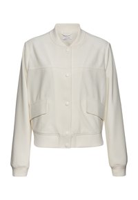 Veste bomber de couleur crème avec col et poignets côtelés, dotée de deux poches avant et d'une fermeture à boutons-pression. Texture de tissu douce.