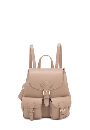 Zaino in pelle beige con due tasche frontali con fibbia, pattina superiore con chiusura a fibbia e spallacci regolabili.