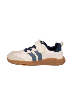 Zapatilla blanca con rayas azul marino, una correa de velcro y una suela de goma marrón. Tejido texturizado y detalles de cuero suave.