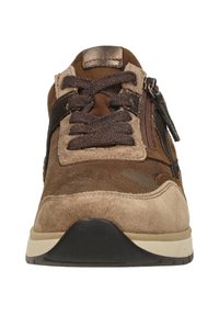 Bruine suède sneaker met zwarte accenten, voorzien van een ritssluiting aan de voorkant, gestructureerde veters en een ronde neus. Dikke rubberen zool maakt het ontwerp compleet.