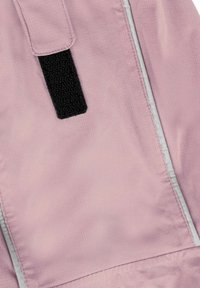 Rosa Stoff mit weicher Textur, versehen mit einem schwarzen Klettverschluss und hellgrauen Nähten entlang der Kanten. Keine auffälligen Muster.