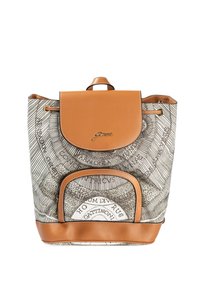 Mochila de cuero marrón y tela estampada con cierre de solapa, cordón y un bolsillo frontal con cremallera de diseño circular.