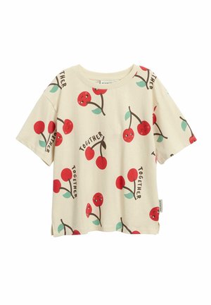 Crèmekleurig shirt met korte mouwen met rode kersenpatronen en het woord „TOGETHER“ dat herhaaldelijk in bruine letters is gedrukt.