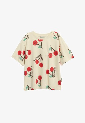 Crèmekleurig shirt met korte mouwen met rode kersenpatronen en het woord „TOGETHER“ dat herhaaldelijk in bruine letters is gedrukt.