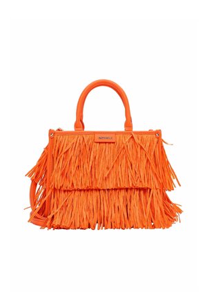 Lys orange håndtaske med to håndtag, dækket af lagdelte frynsetassels, med en lille rektangulær mærkeplade foran.