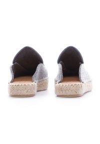 Espadrillas grigie con suola in juta naturale e punta leggermente appuntita. Design aperto sul retro con dettagli di cucitura minimi.