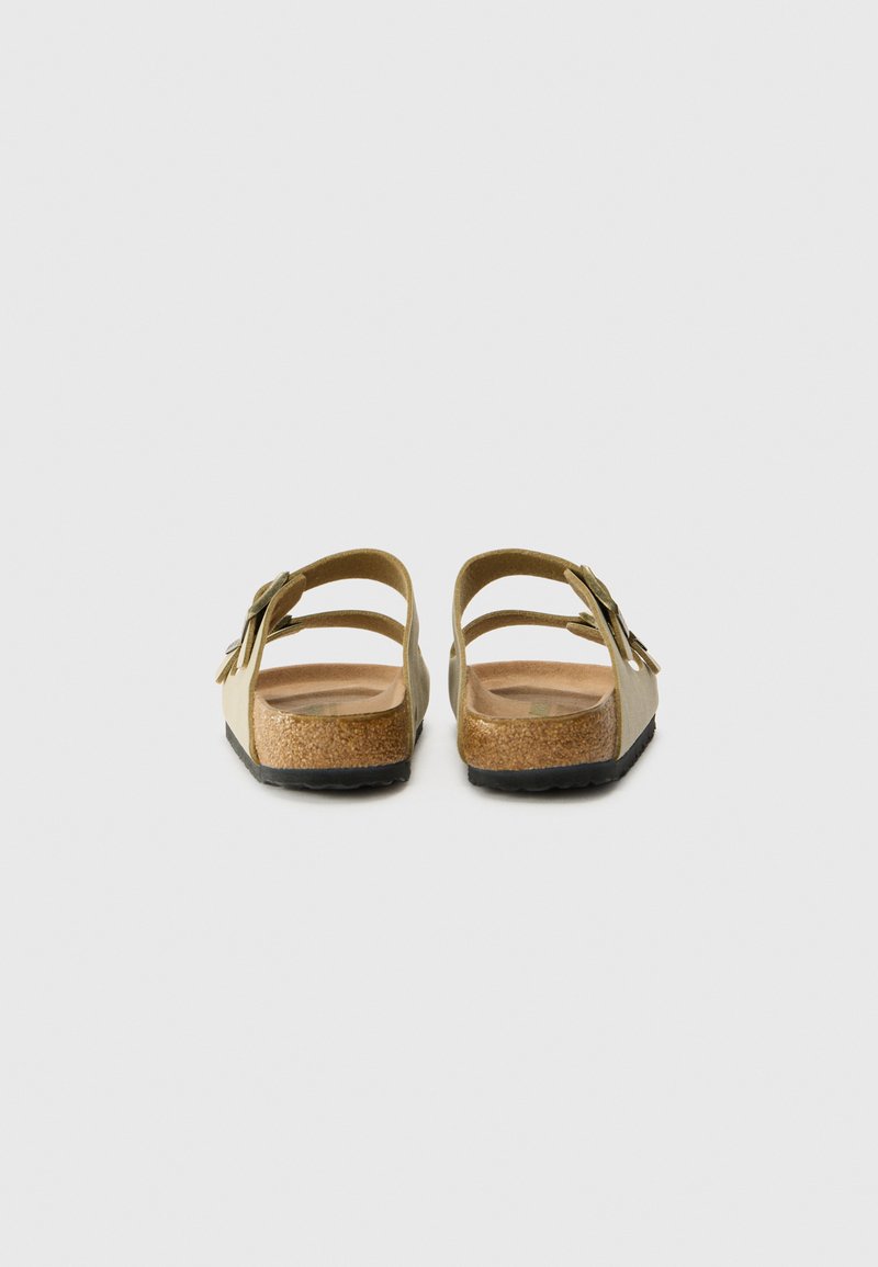 Sandali con suola di sughero di colore verde oliva, dotati di due cinturini regolabili, con una finitura liscia e una suola piatta in gomma texturizzata.