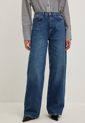 NA-KD WEITE MIT HOHER TAILLE - Flared jeans - mid blue