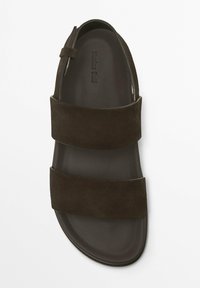 Bruna mocka sandaler med två breda remmar, en vadderad sula och rundad form, med en säker ankelrem för extra stöd.