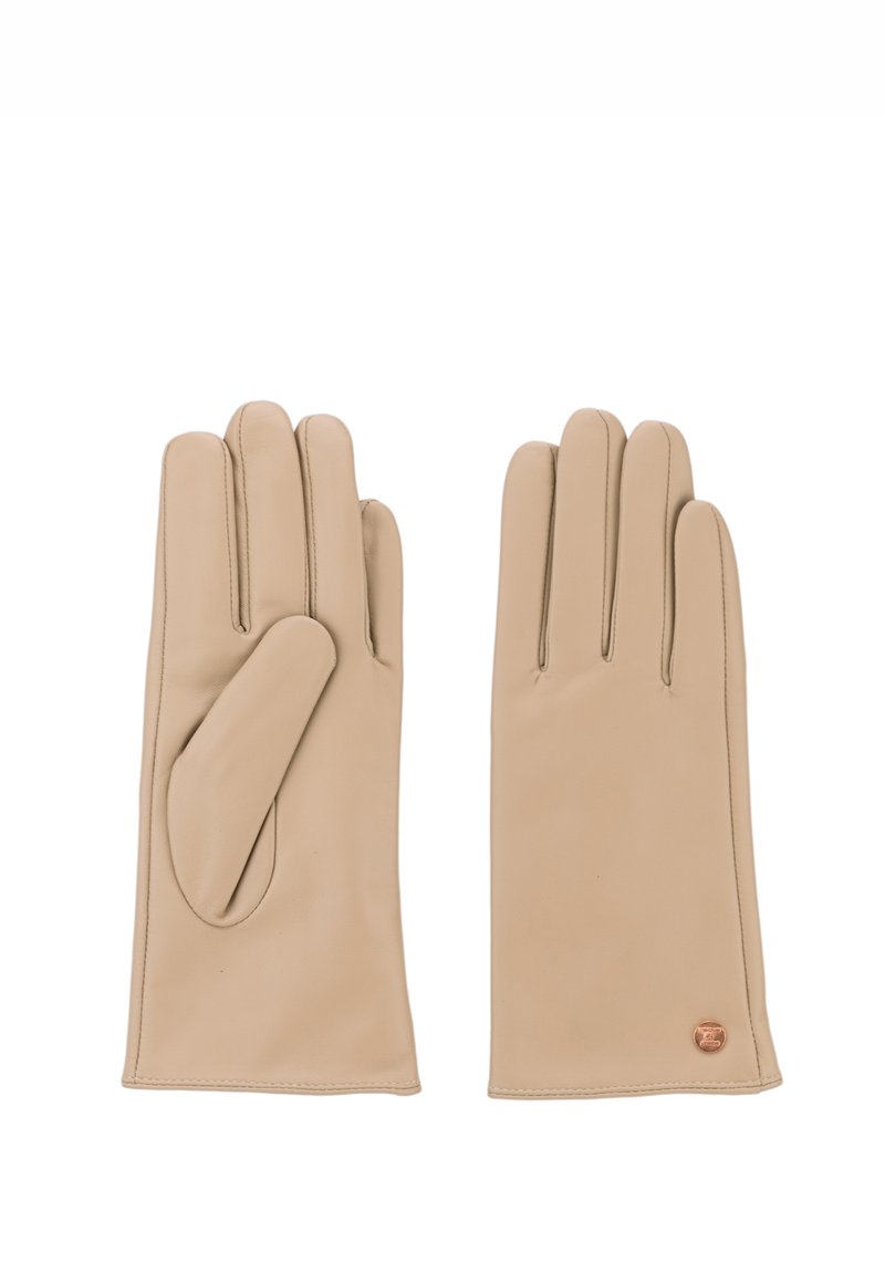 Beige leren handschoenen met een gladde textuur, ontwerp met vijf vingers, decoratieve stiksels en een kleine, ronde metalen accent op de pols.