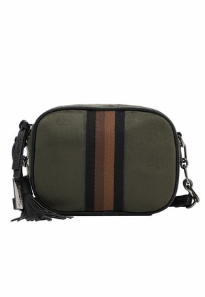 Sac bandoulière rectangulaire vert avec des rayures verticales noires et marron, bordure noire, détail pompon et attache de bandoulière en chaîne métallique.