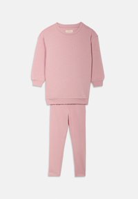 Σετ ροζ βαμβακερής άνετης ένδυσης που περιλαμβάνει φούτερ με μακριά μανίκια και στρογγυλή λαιμόκοψη, καθώς και κολάν με ελαστική μέση.