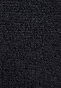 Zwarte gebreide stof met een fijne, gestructureerde oppervlakte. Kenmerkt zich door een zachte, licht pluizige uitstraling, geschikt voor kleding of accessoires.