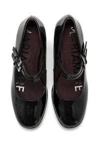 Ein Paar schwarze Lackleder-Mary-Jane-Schuhe mit doppelten Schnallen und maronenroten Innensohlen, von oben auf weißem Hintergrund betrachtet.