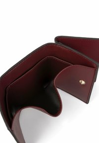 Burgundowy skórzany portfel z czarnym wykończeniem, wyposażony w wiele przegródek i złote zatrzaski. Gładka tekstura i elegancki design.