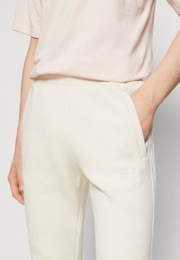 adidas Originals Teplákové kalhoty - white