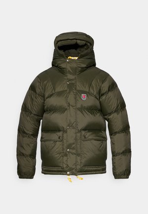 Dunkelgrüne Daunenjacke mit Kapuze, mit einem Reißverschluss vorne, zwei Fronttaschen und einem Markenpatch auf der Brust. Mit verstellbarem Kordelzugsaum.