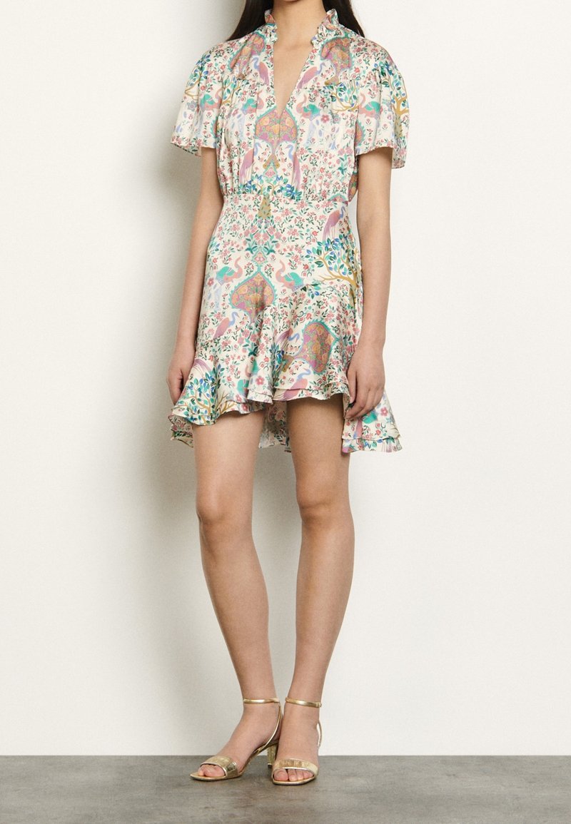 Kurzärmliges, blumiges Kleid mit Rüsche am Saum, das einen bunten Druck von Vögeln und Laub auf einem hellen Hintergrund zeigt. Mit einem Kragen akzentuiert.