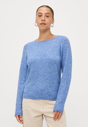 Pull en tricot bleu clair avec un motif texturé, col rond et manches longues, présentant des poignets et une taille côtelés.